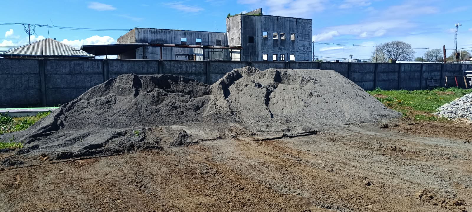 Patio de acopio de áridos de la empresa con material listo para despacho