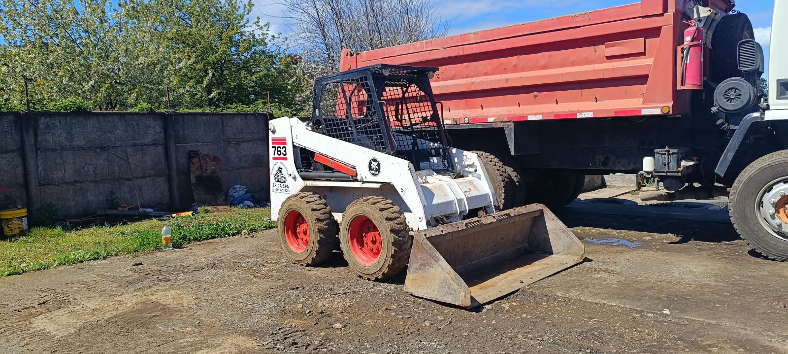 Bobcat cargado en el camión tolva de la empresa
