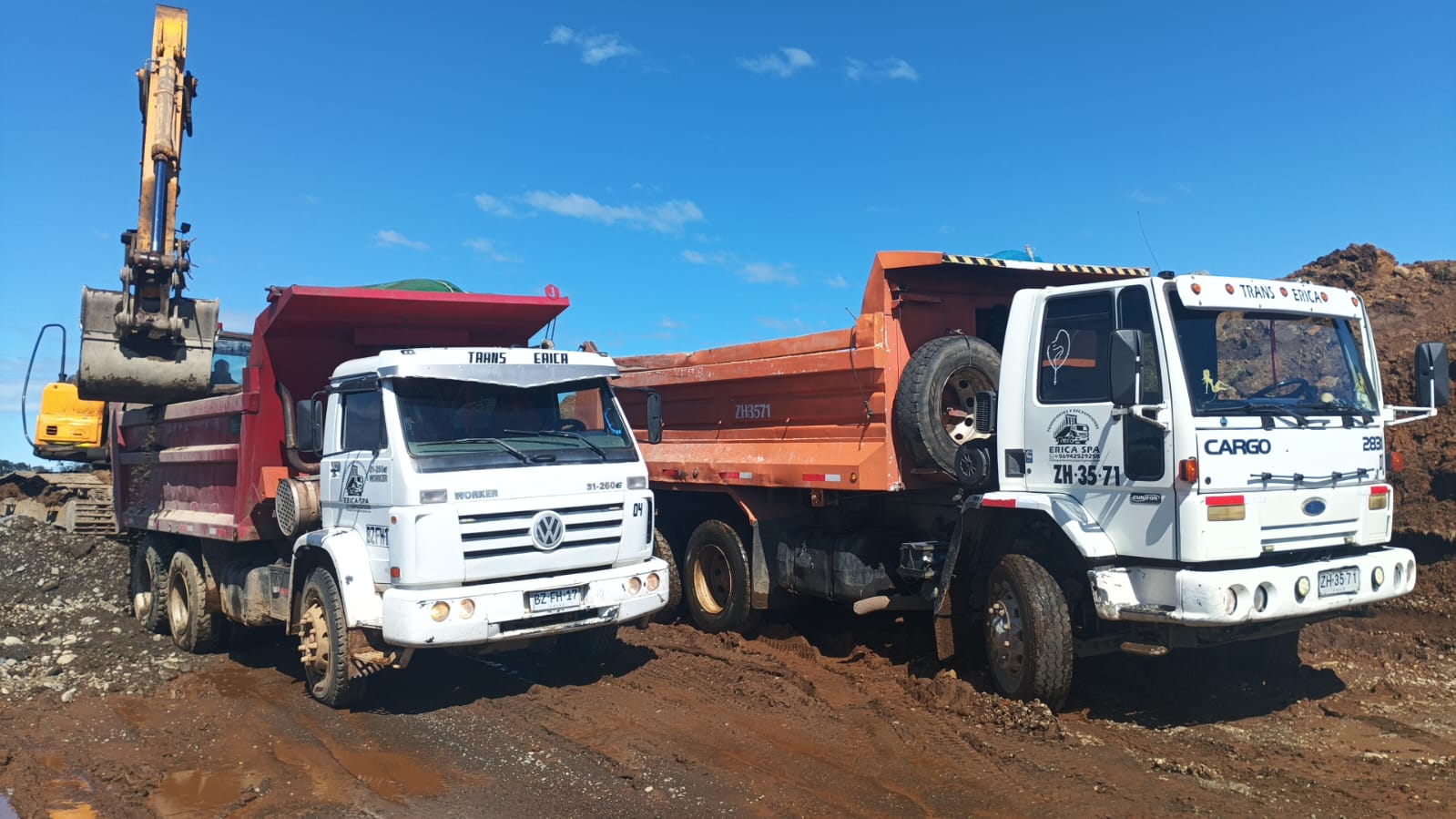 Camiones tolva de la empresa listos para cargar material