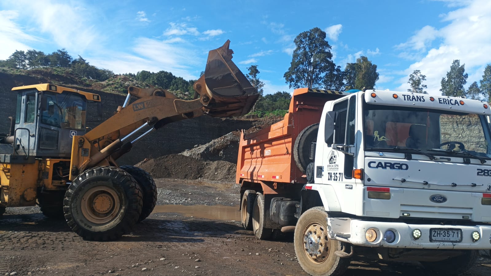 Cargadora llenando de material un camión tolva
